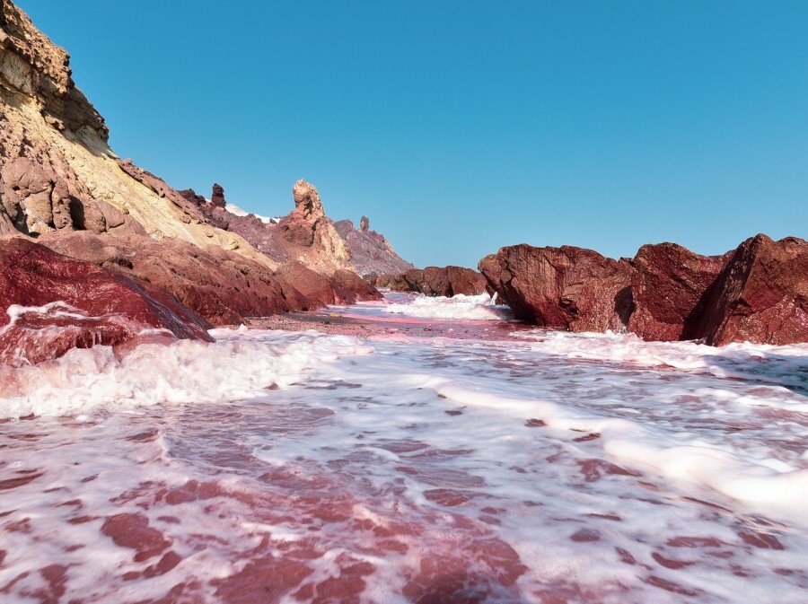 Nakon kiše zaljev oko crvene plaže izgleda krvavo