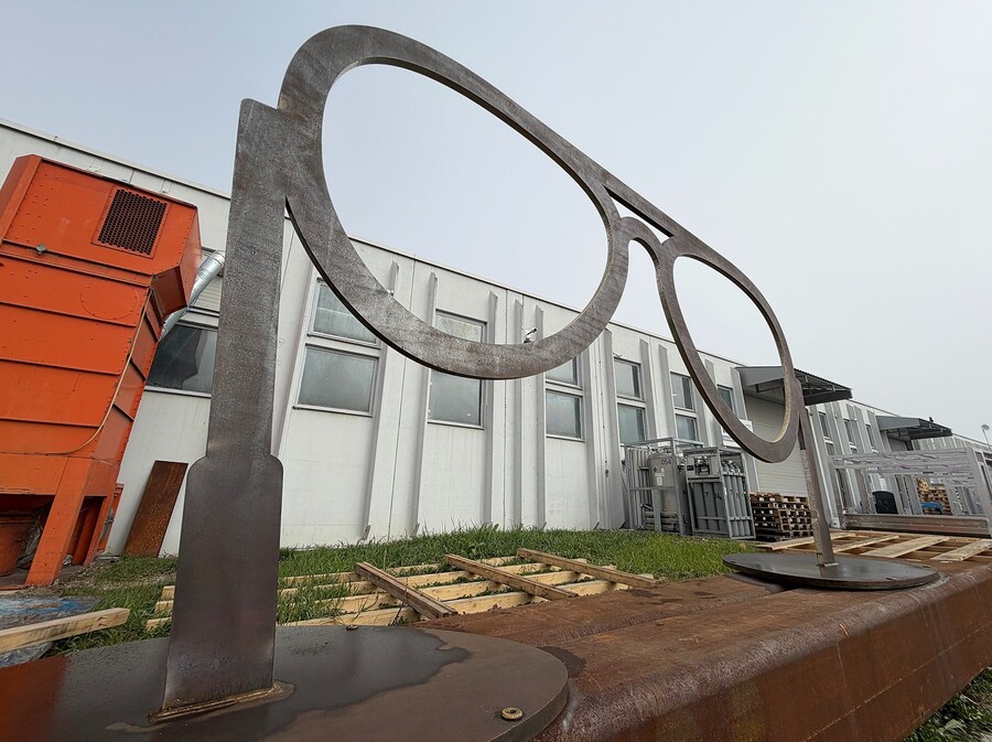 Skulptura naočala u procesu izrade