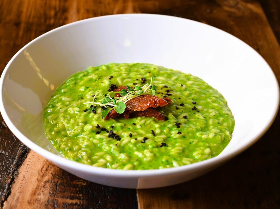 Rižoto od špinata i limuna s hrskavim pršutom