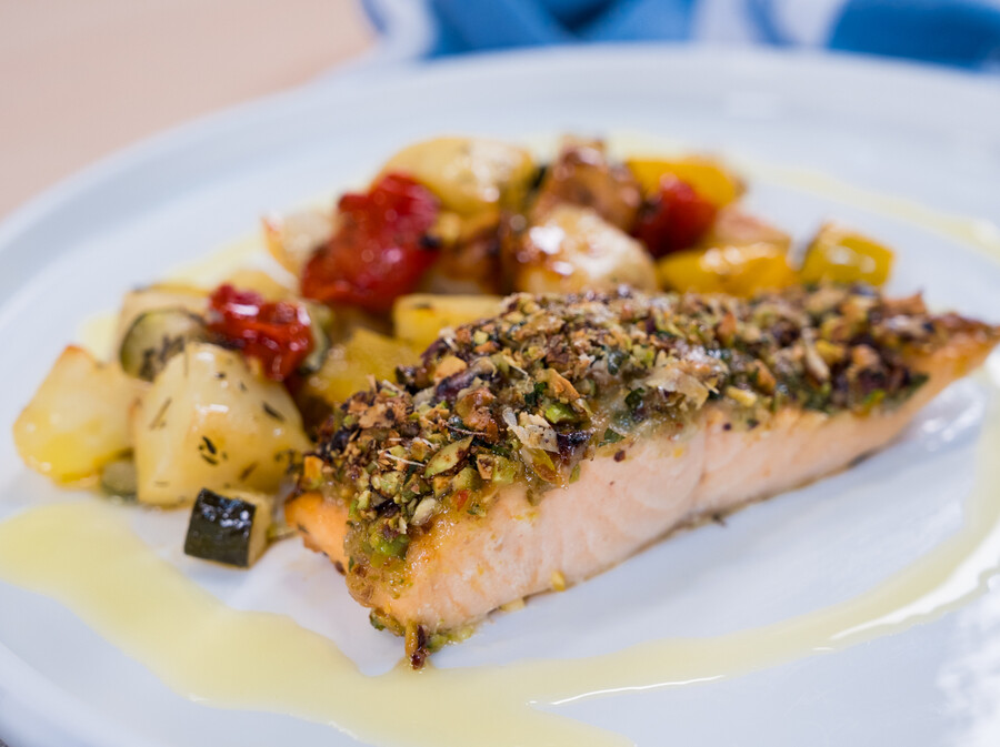 Losos s hrskavom koricom od pistacija i medom