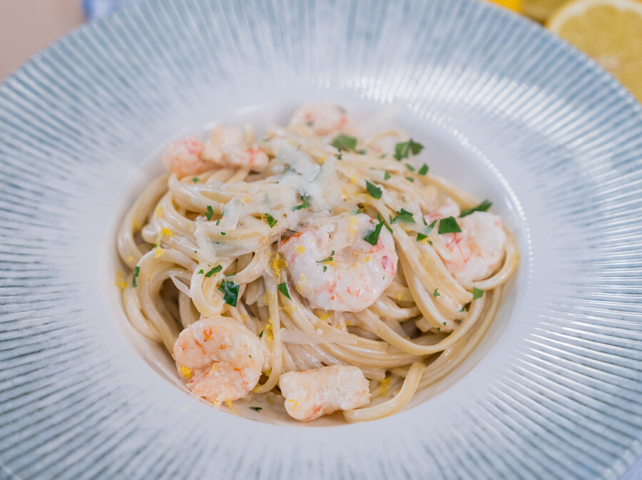 Linguine u kremastom umaku s limunom i kozicama