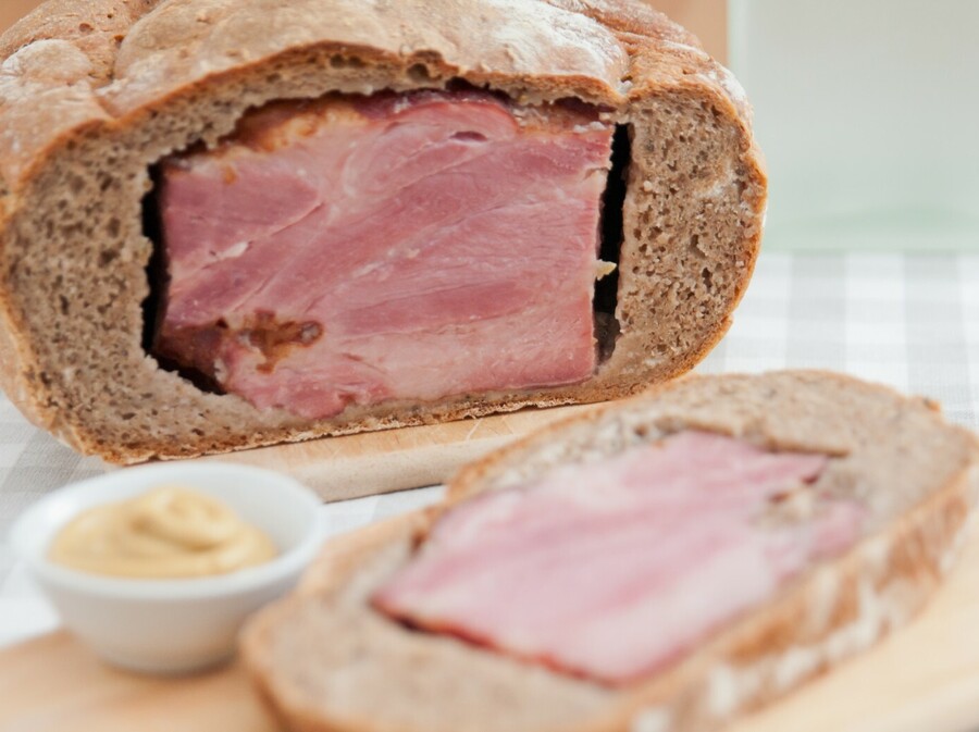 Šunka u kruhu popularan je izbor za uskrsni ručak