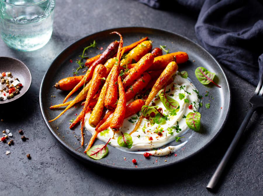 Glazirane mrkve na umaku od grčkog jogurta