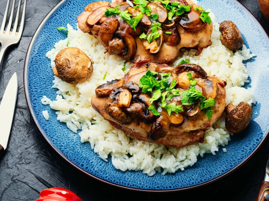 Piletina s gljivama ukusno je jelo koje možete servirati s prilogom po želji