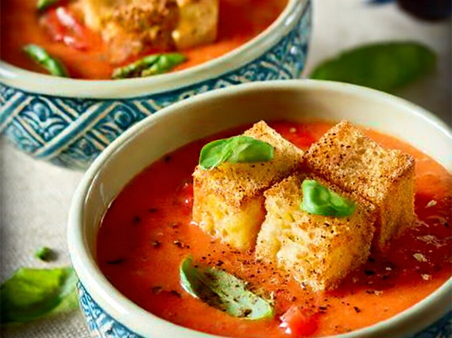 Juha od rajčice s krutonima punjenima sirom