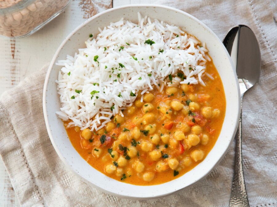 Slanutak u kremastom umaku s kuhanom rižom