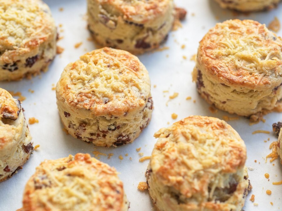 Domaći kruščići sa sirom i maslacem