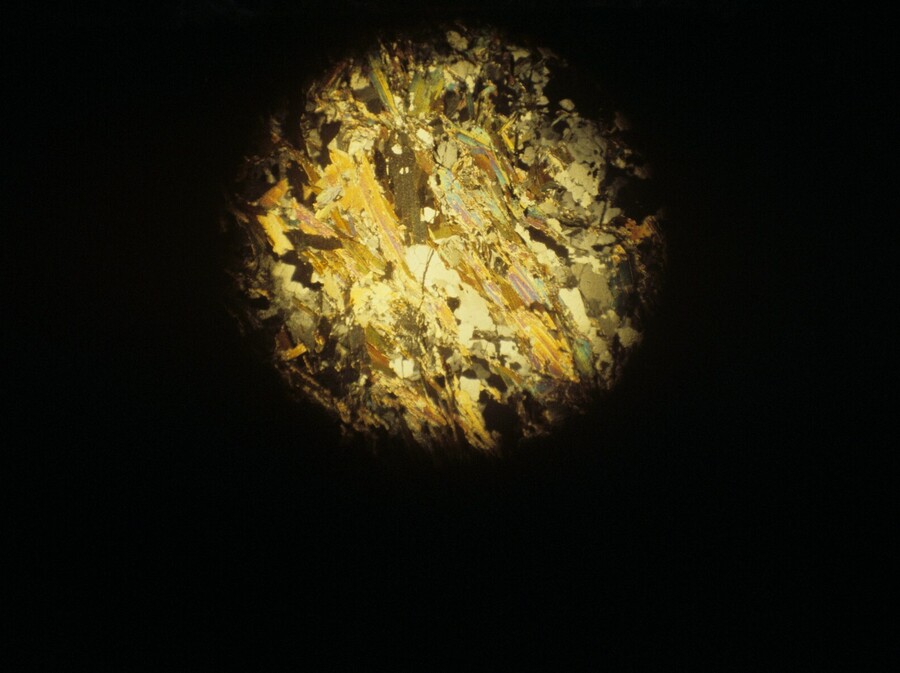 Uzorak materijala iz dubine Zemlje s Kolskog otvora za proučavanje pod mikroskopom