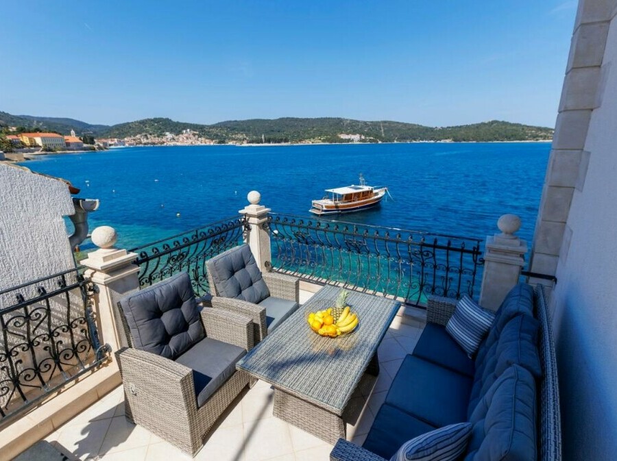 Seafront Apartment Vis - 3