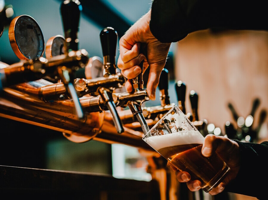 Točeno pivo u baru