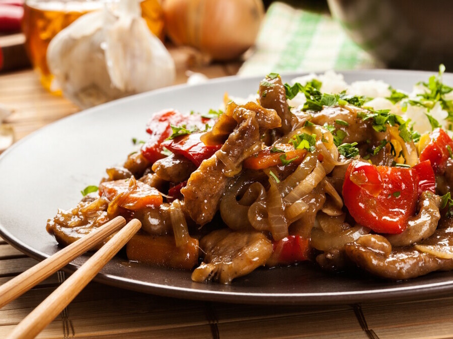 Pečena svinjetina u umaku na bazi meda