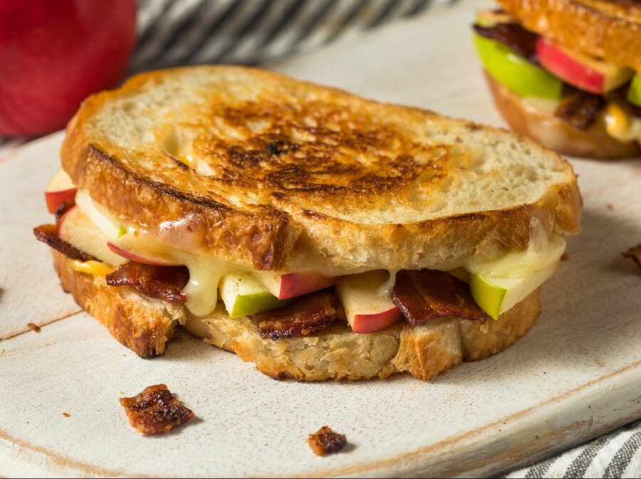 Topli sendvič sa sirom, špekom i jabukom
