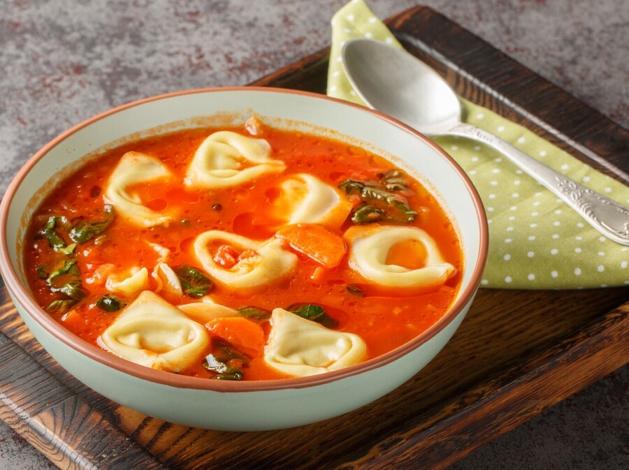 Juha od rajčice i tortellina