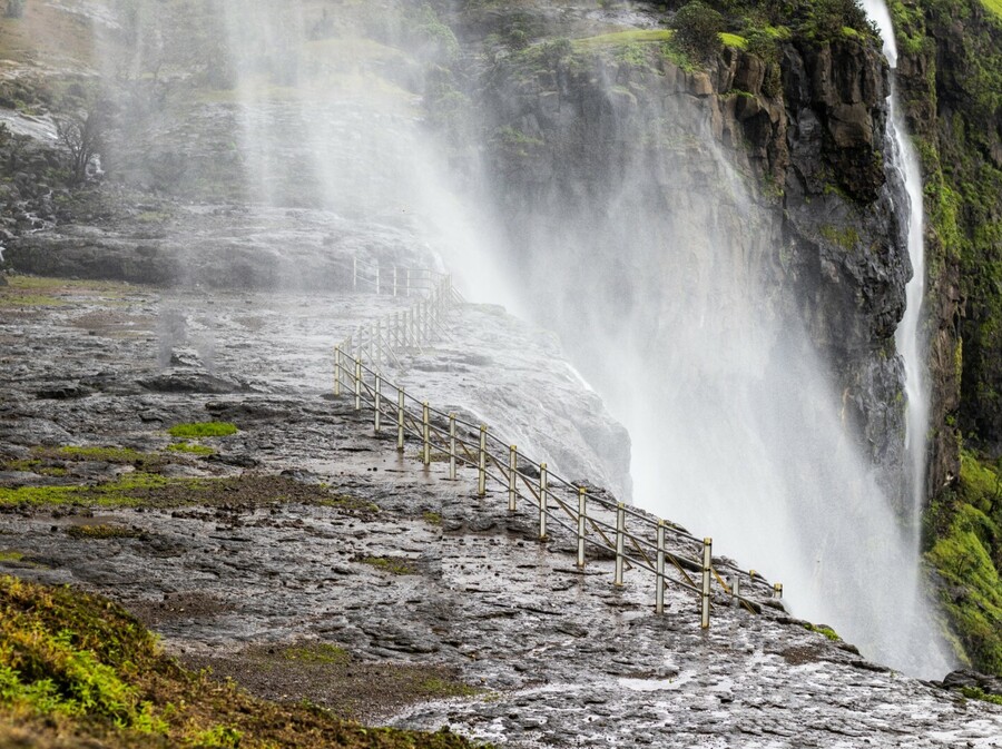 Obrnuti vodopad Naneghat, Indija - 2