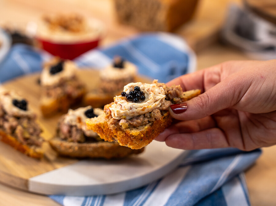Tatarski biftek Ane Antunović s maslacem od čvaraka i lažnim kavijarom na toplom multigrain kruhu. - 1