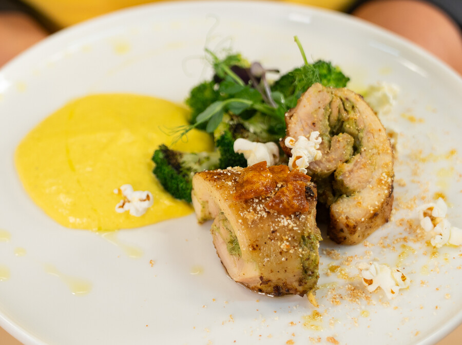 Iva Novosel: Rolada od pilećeg zabatka s komponentama na tanjuru koje zabavljaju - 2