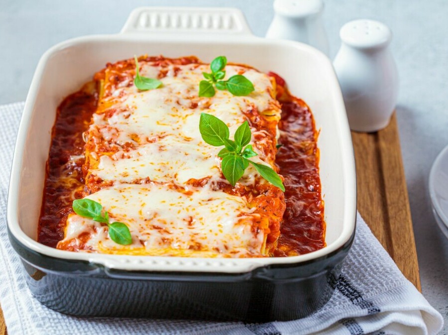 Manicotti punjeni sirom u umaku od rajčice