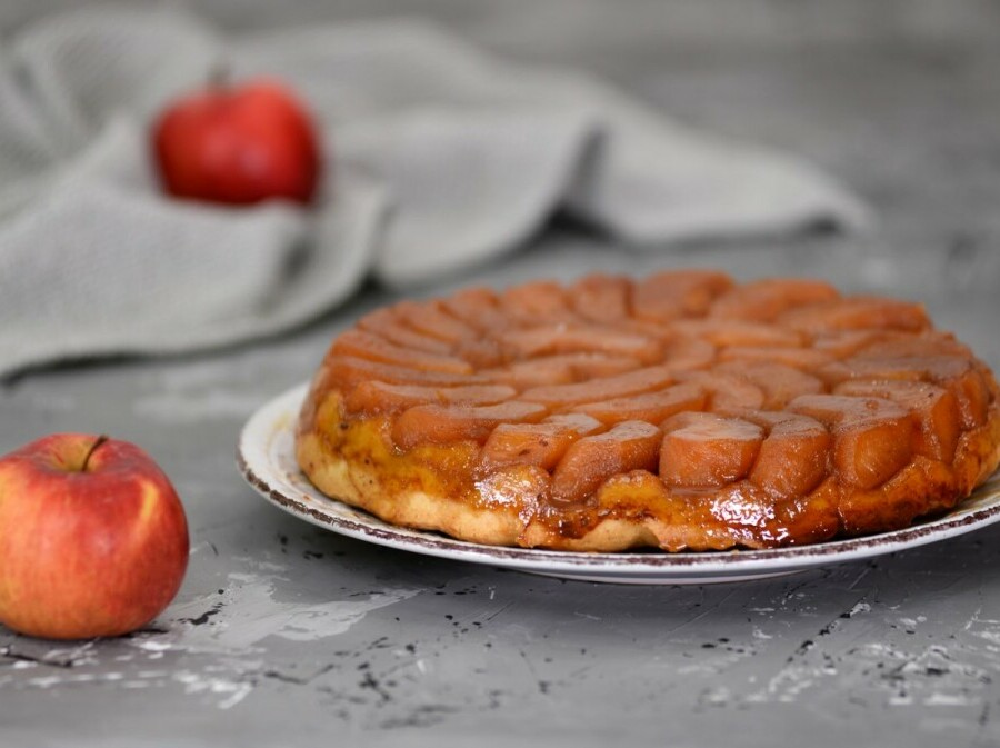 Obrnuta torta s jabukama i karamelom