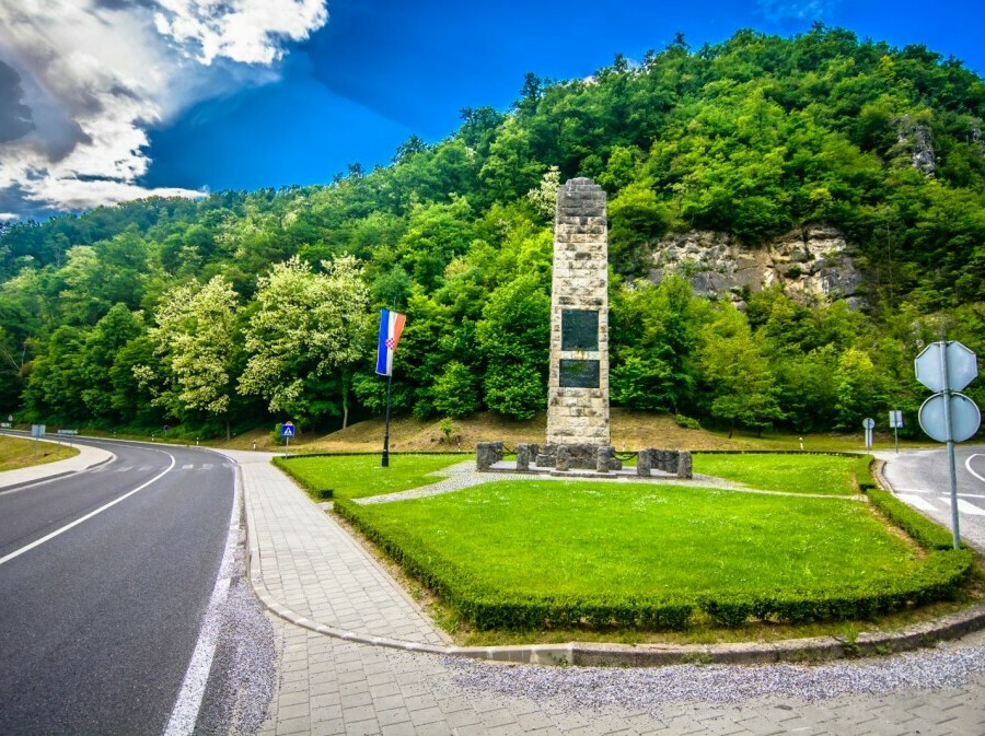 Spomenik hrvatskoj himni - 1
