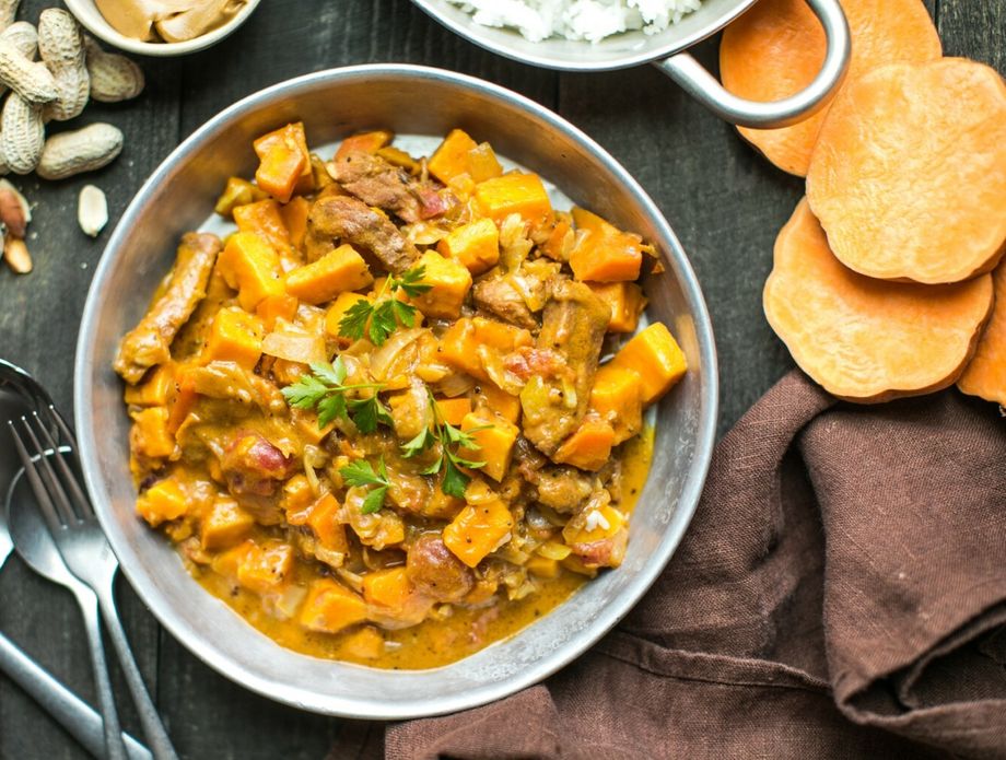 Gulaš od piletine, slatkog krumpira i kikirikija