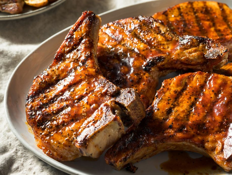 Svinjske kotlete ispecite na roštilju ili gril tavi