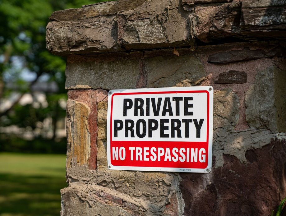 Ovakvi znakovi postavljeni su oko zatvorene zajednice North Oaks u Minnesoti