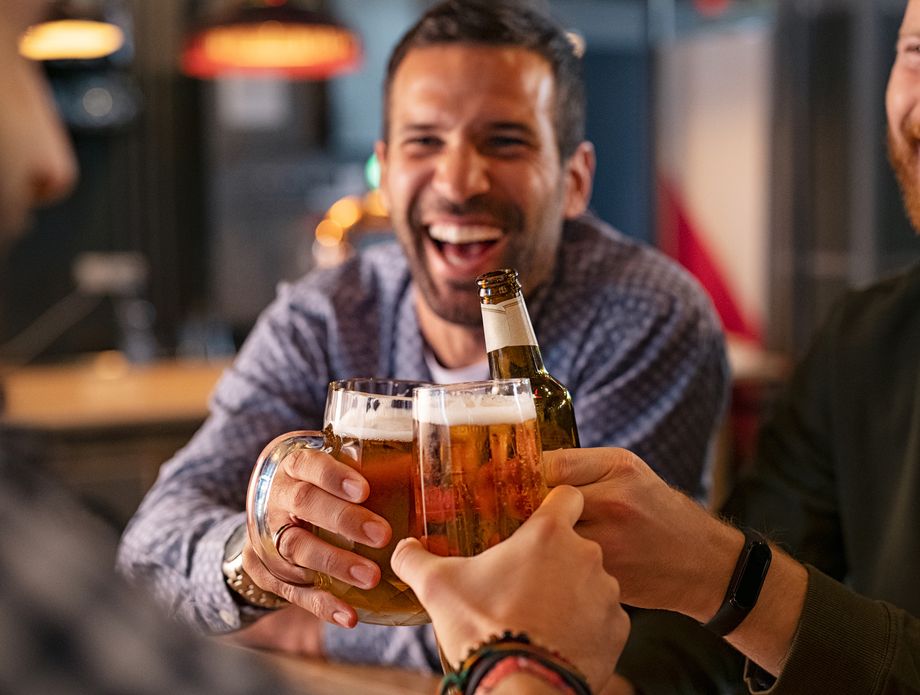 Zašto nam je lakše obećati pivo nego ga stvarno platiti: Mala psihologija velikih dugova