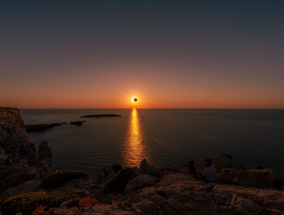 Djelomična pomrčina Sunca nisko za zapadnom horizontu
