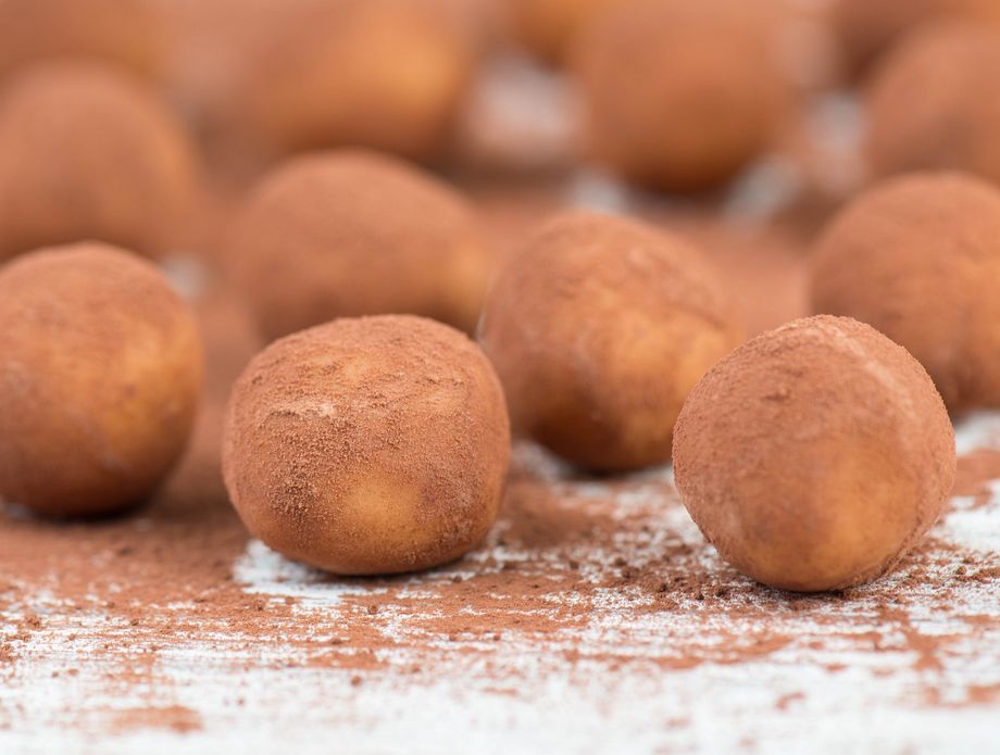 Kuglice od marcipana i kakao praha marzipankartoffeln