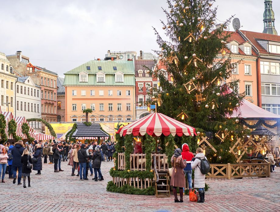 U Rigi je navodno ukrašeno prvo božićno drvce