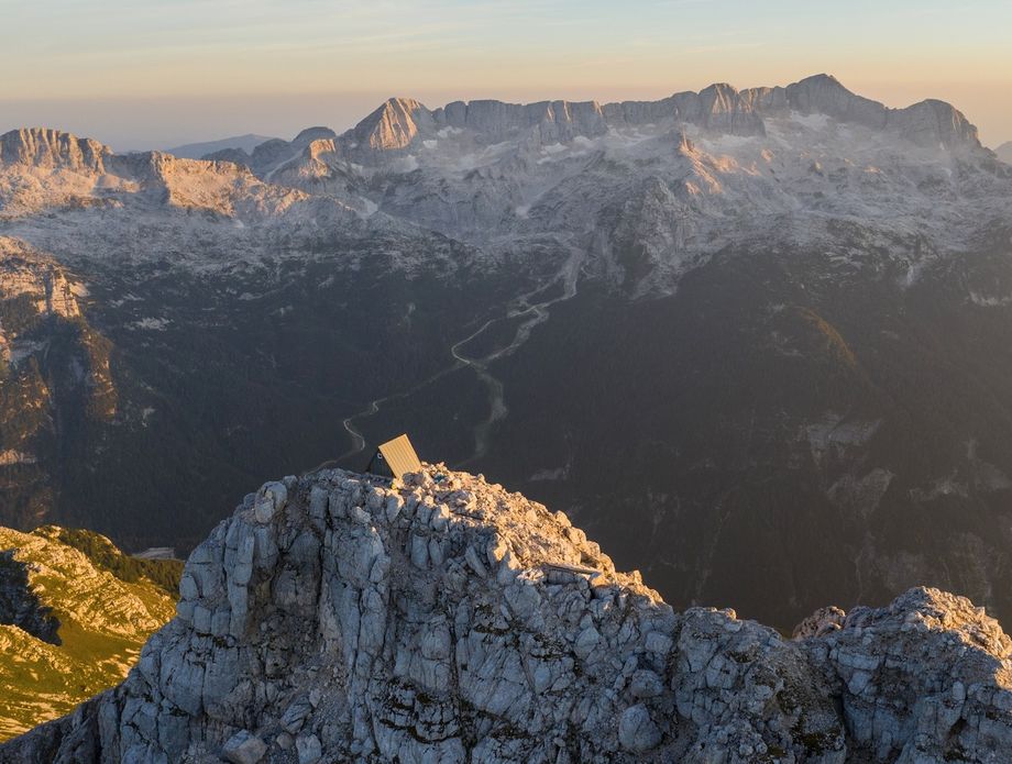 Planinarsko sklonište u sjećanje na Lucu Vuericha u Julijskim Alpama - 4