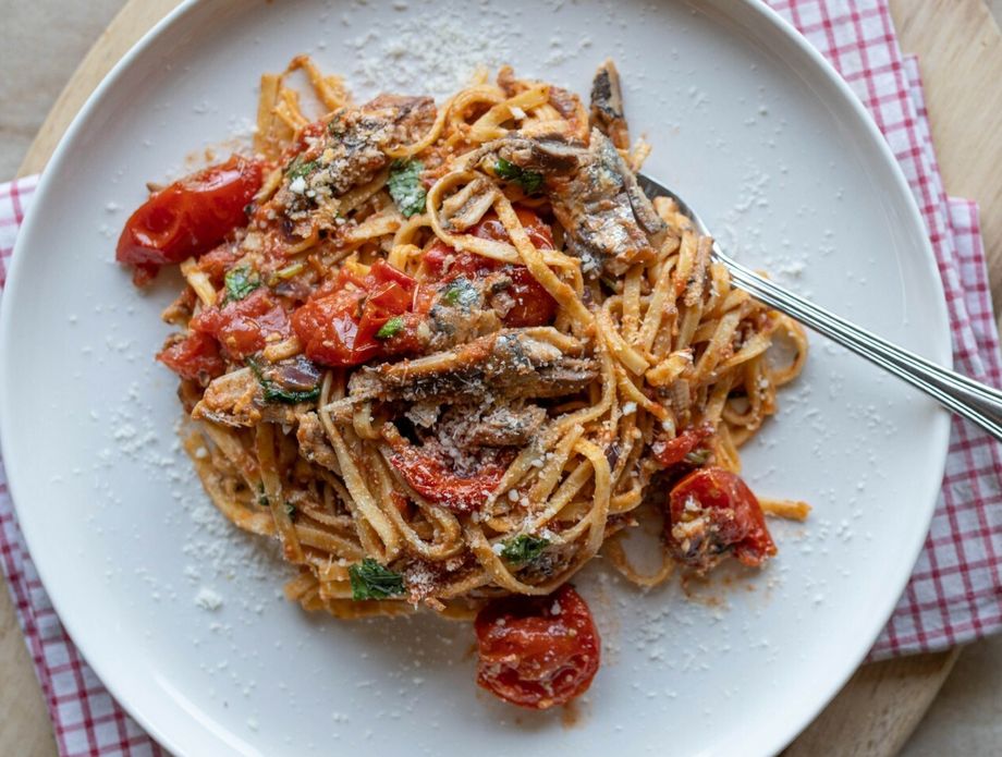 Tjestenina sa srdelama i rajčicom