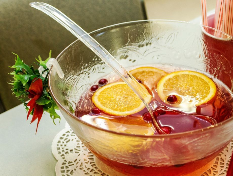 Božićni punč ima brojne varijacije, a obično se služi iz velike staklene zdjele