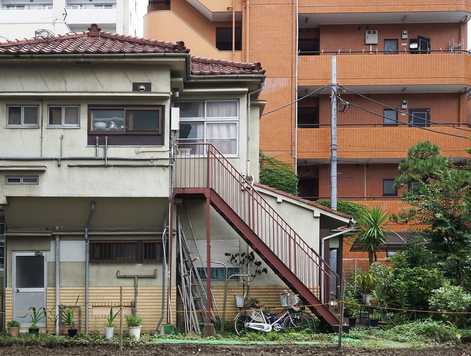 Ilustracija trošne stambene zgrade u Japanu