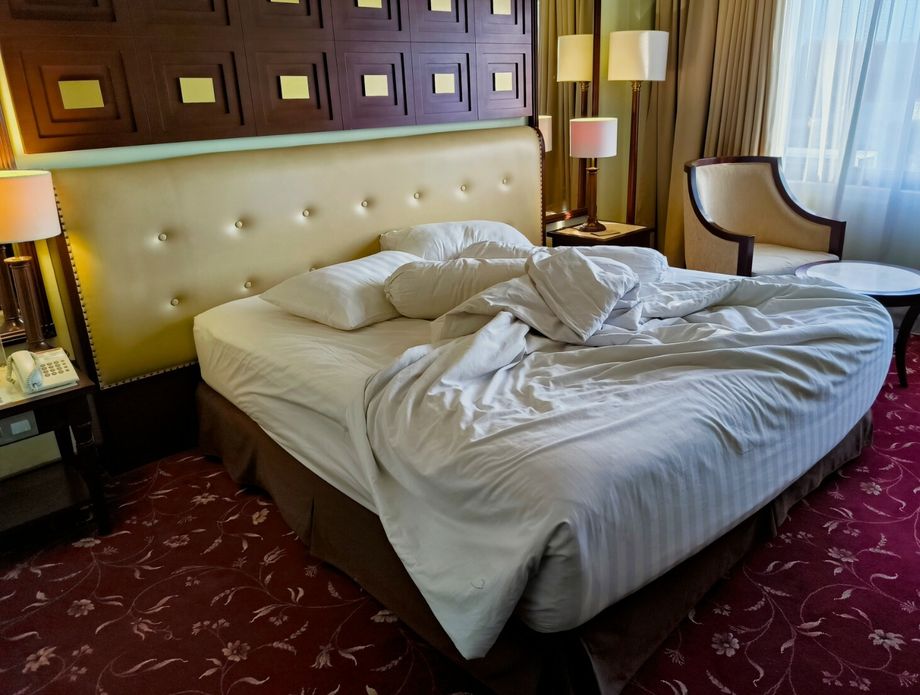 Treba li spremiti krevet prije napuštanja hotelske sobe?