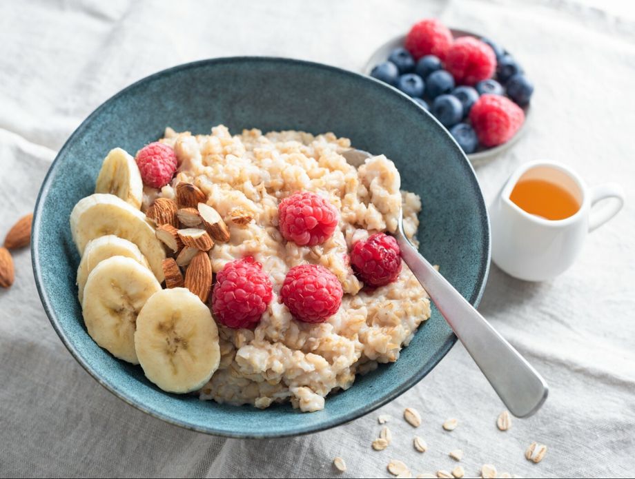 Zobena kaša s malinama i bademima doručak je koji obiluje prehrambenim vlaknima
