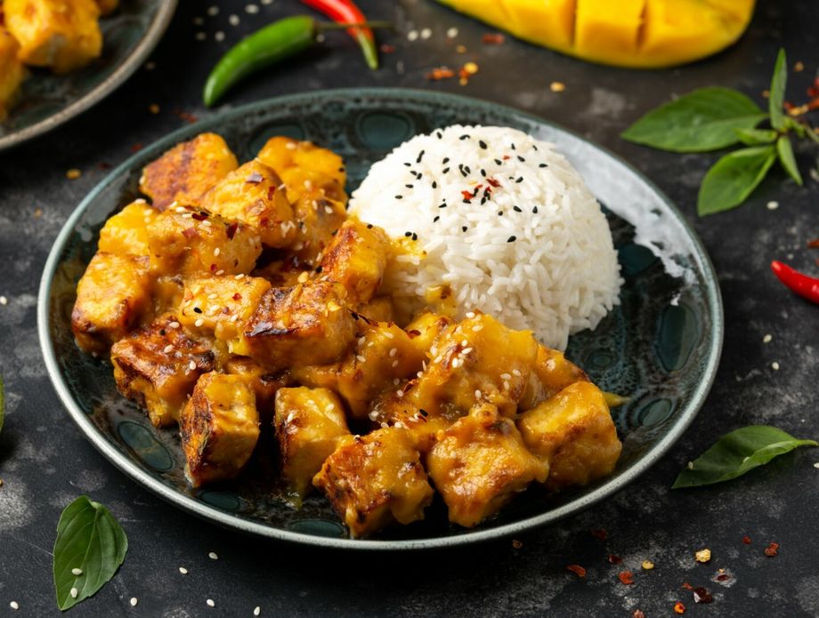 Hrskavi tofu s kuhanom rižom