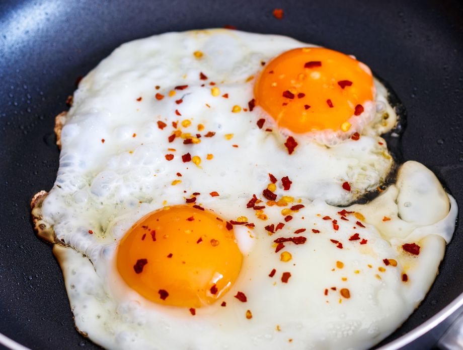 Jaja na oko pečena s hrskavim pahuljicama čilija u aromatičnom ulju