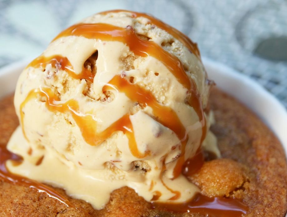 Karamelizirana bijela čokolada može se dodavati u sladolede i razne preljeve za deserte