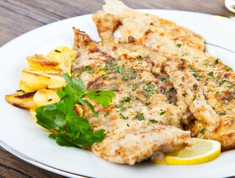 Oslić ispecite u pećnici s nešto limuna, vrhnja i začina