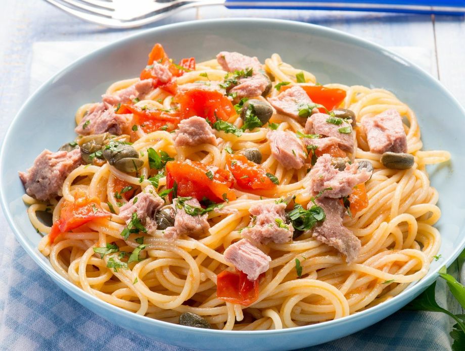 Tjestenina s tunom, rajčicom i kaparima