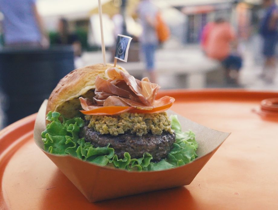 Juneći burger s tapendom od maslina