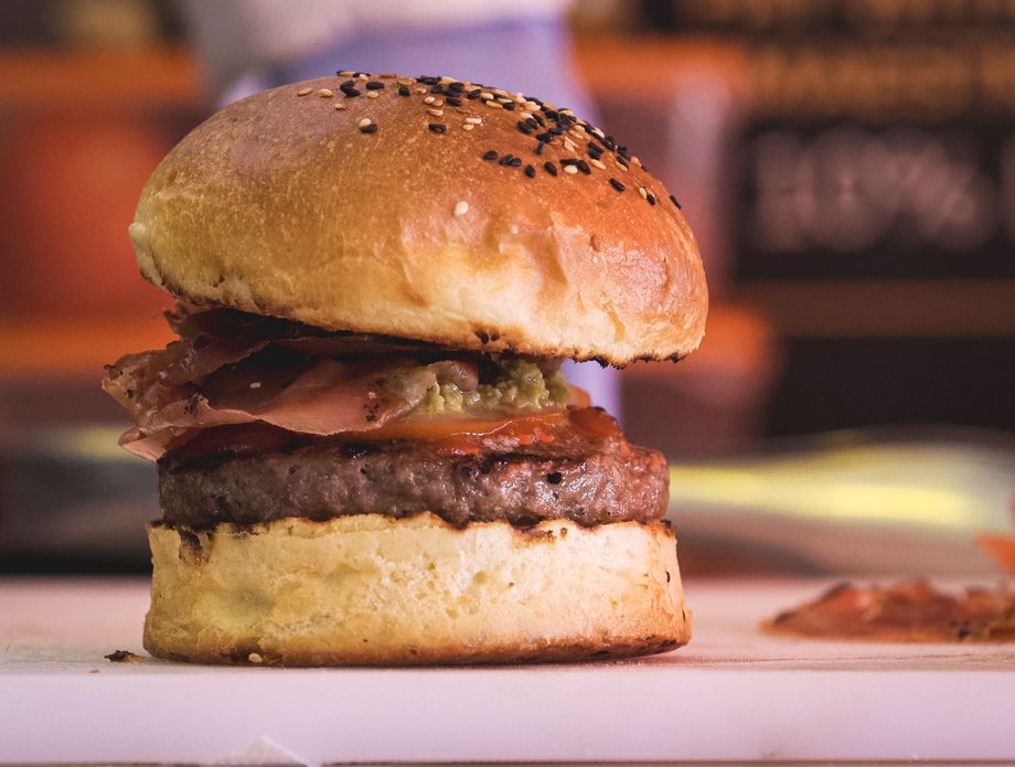 Ljetni burger s tapenadom od maslina
