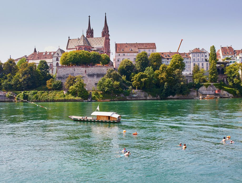 U Baselu se ljudi vraćaju s posla - plivajući