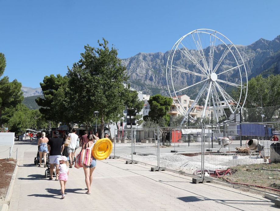 Panoramski kotač na glavnoj plaži u Makarskoj - 3