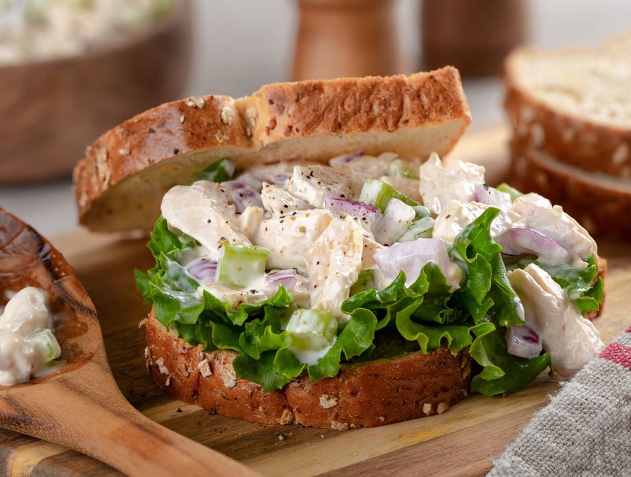 Salata od piletine, kopra i kiselih krastavaca