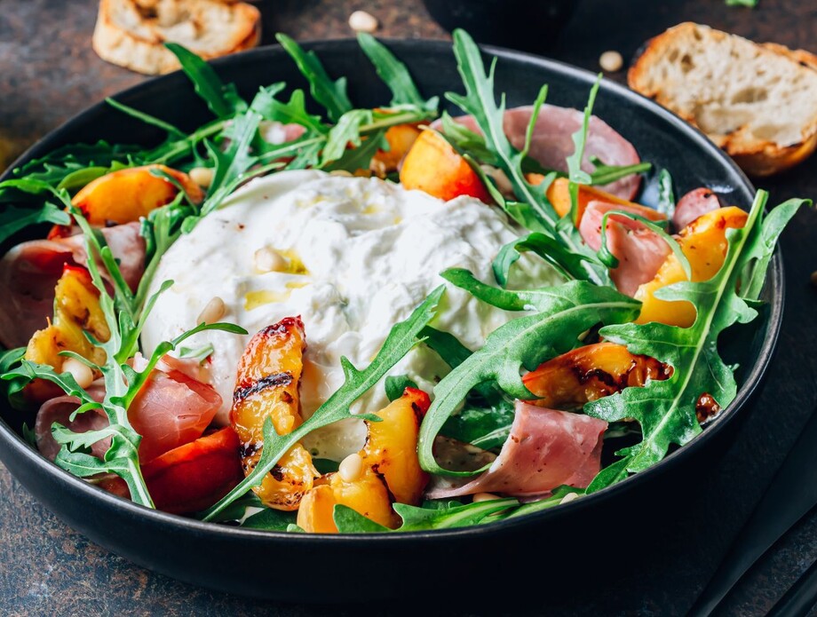 Salata s grilanim breskvama