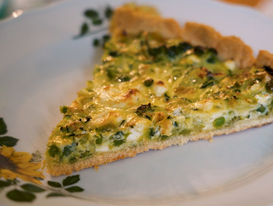 Povrtni quiche s tikvicama, graškom, mladim lukom i paprikom