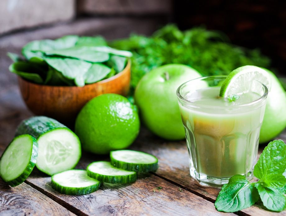 Ilustracija zelenog smoothieja s krastavcem i jabukom