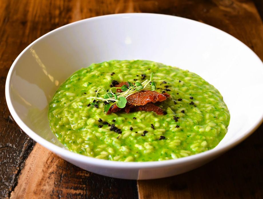 Rižoto od špinata i limuna s hrskavim pršutom